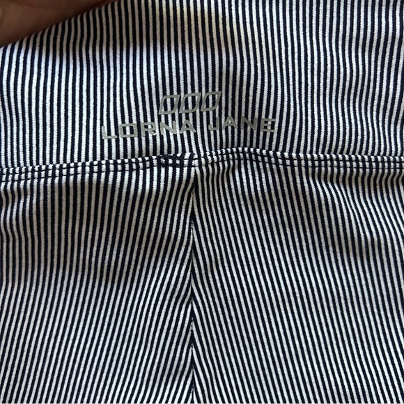 Lorna Jane • Striped Capri Leggings - Picture 4 of 7